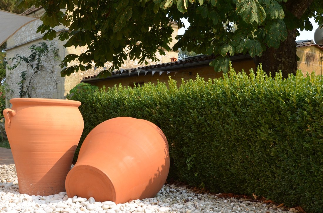 Jardin de Le Pigeonnier avec pots en terre cuite
